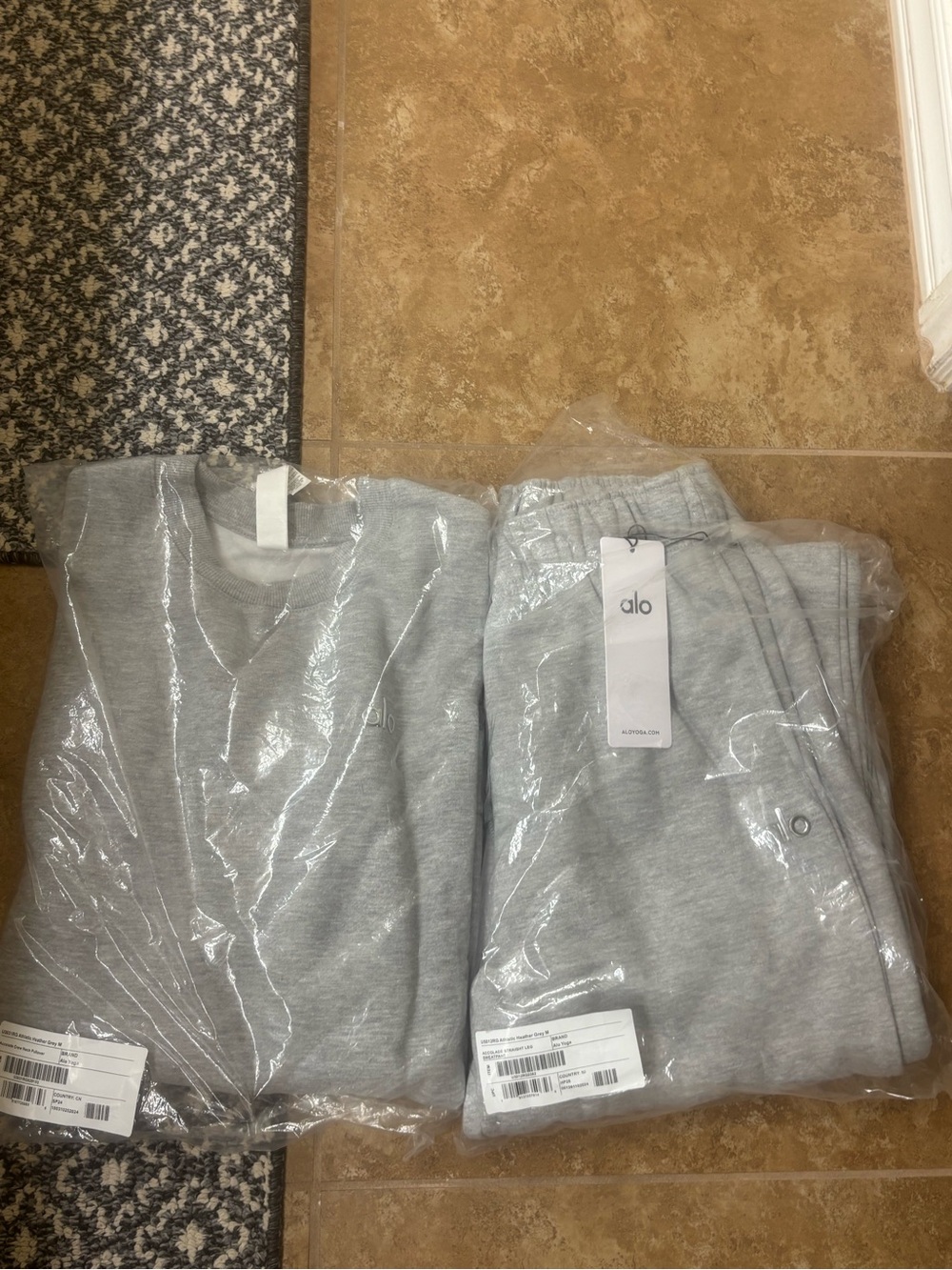 ALO Yoga Accolade Crewneck Heather grey Sweatshirt & Sweatpants Set - Picture 2 of 2